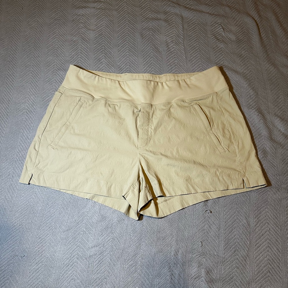 Athleta Cream High-Waist Active Shorts